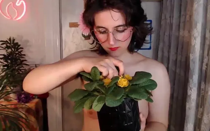 Juno Electra: Nerdy Brunette Camgirl Hanging Out in Bedroom