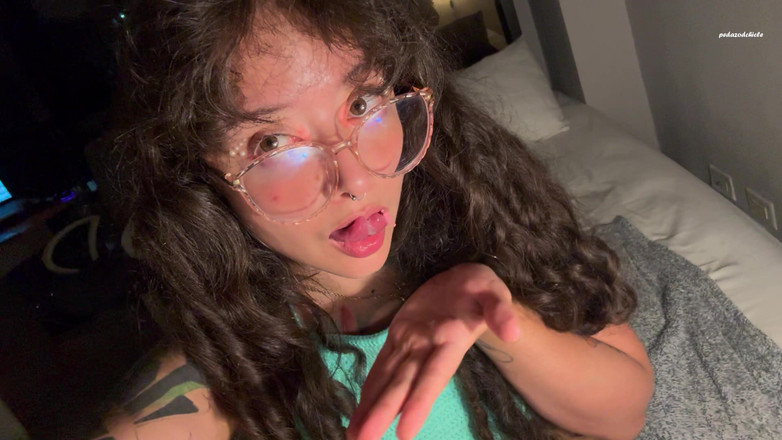 Pedazodchicle: Gigantka postanawia bawić się maluchem między jej podzielonym językiem