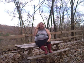 BBW nurse Vicki adventures with friends: 拍摄了一些照片后的红靴可爱出适合不寒而栗
