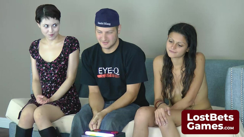 Lost Bets Games: Ea nu poate reține înapoi orgasmul care se rupe prin ea