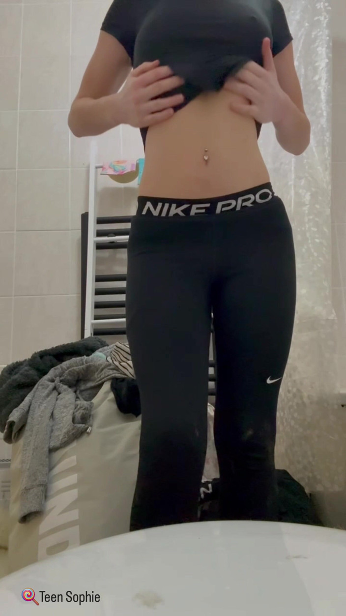 Teen Sophie: Pisciare nella vasca da bagno