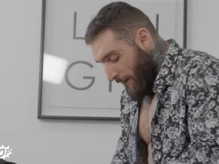 Doar ca Tony D'angelo devine pe lift, dar matahală excitată Felix Fox îi oferă o obraznică de vedere