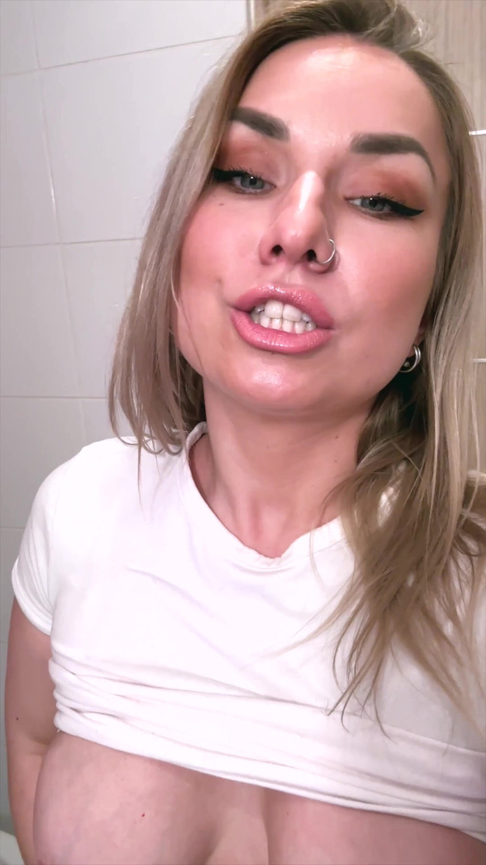Andre Love: Masturbate and Squirt in the Bathroom