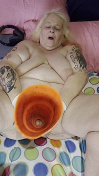 O que aquela prostituta tesuda está fazendo?