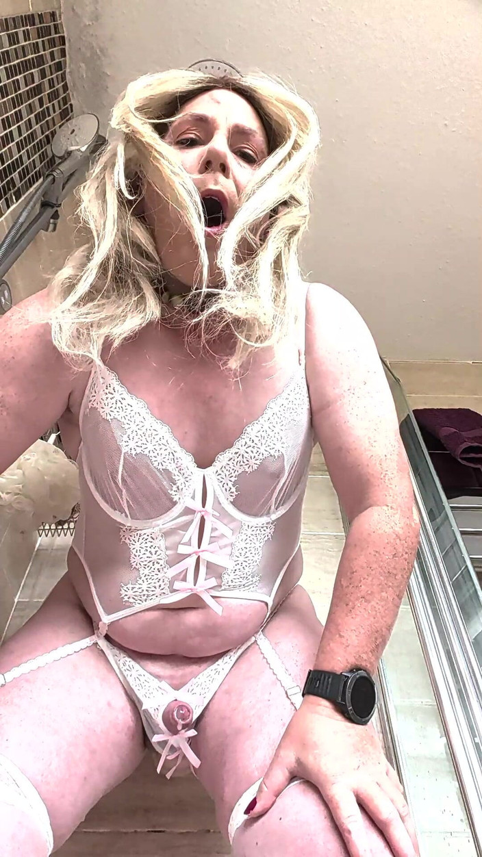 NikkiGee: 又大又厚的假阳具和射精！
