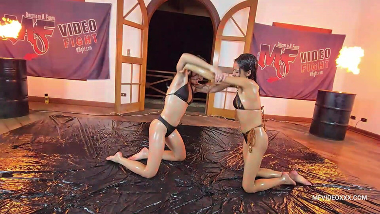 MF Fight: Brunetky si hrají na oleji - dvě sexy holky nahoře bez...