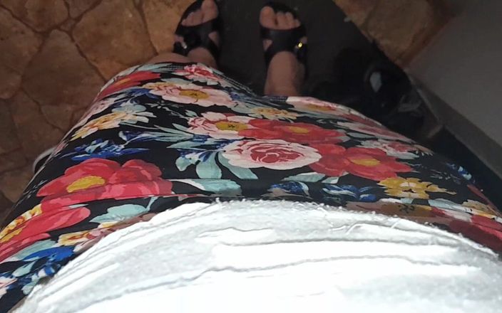 Lesbian-illusion: Я шпионю за моей младшей сводной сестрой в ванной и дрочу