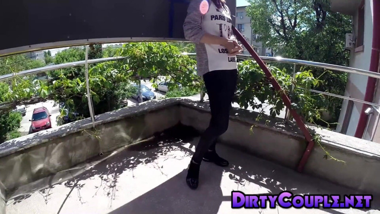 Dirty Couple: O cunosc pe Maya și o urmăresc jucându-se cu ea însăși