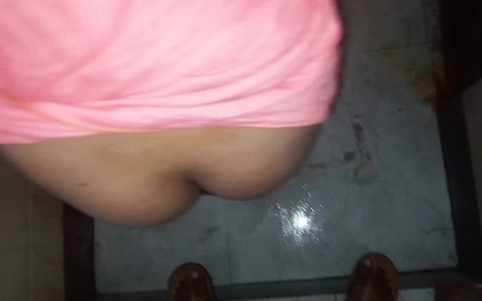 Shivanibaby: Una chica virgen meando con su coño en el baño