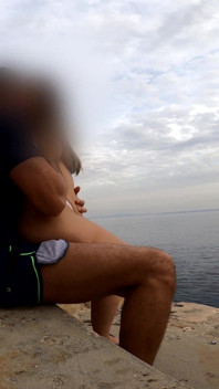 Fodendo uma bunda grande espanhola em público com vista para o mar