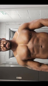 Sich im Fitnessstudio biegen