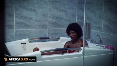 Africa-XXX: Da sola nella vasca da bagno