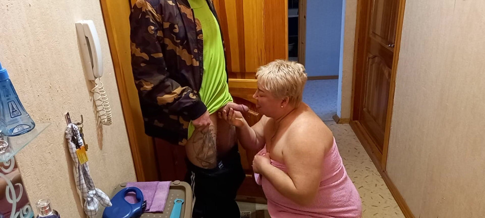 Zona901: Doggy-style sex and blowjob to a courier