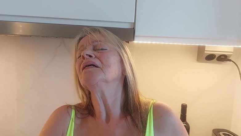 martinawest: Perché alcune nonne lo faccio solo in cucina.