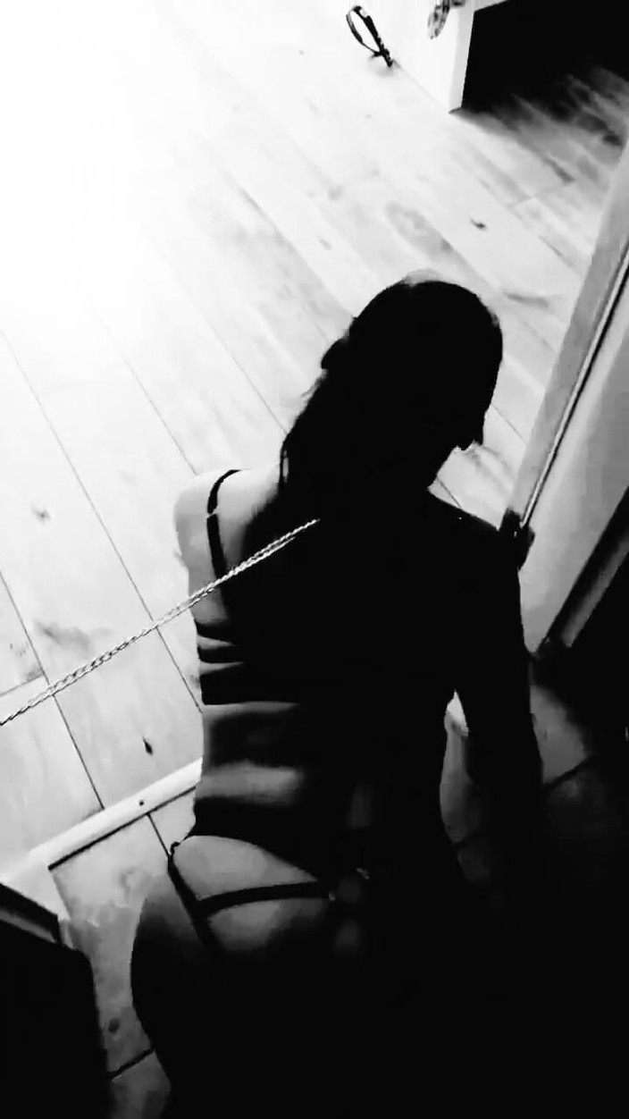 AnalArt AmateursCouple: Une salope obéissante se promène pour se faire baiser