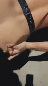 Me- Teen mädchen hardcore straps an kerl mit riesigem dildo mit stöhnen an der Leine draußen, Pegging