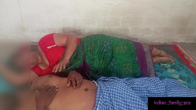 Indian IFS: Mama vitregă se masturbează cu morcov și este prinsă de fiul...