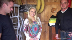 Czech Pornzone: Heiße blondine fickt mit zwei fremden im gartenhaus