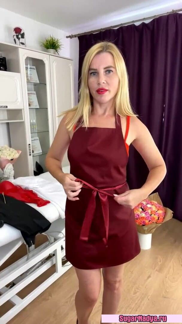 SugarNadya: Russa beleza Sugar Nadya mostra seus looks sensuais