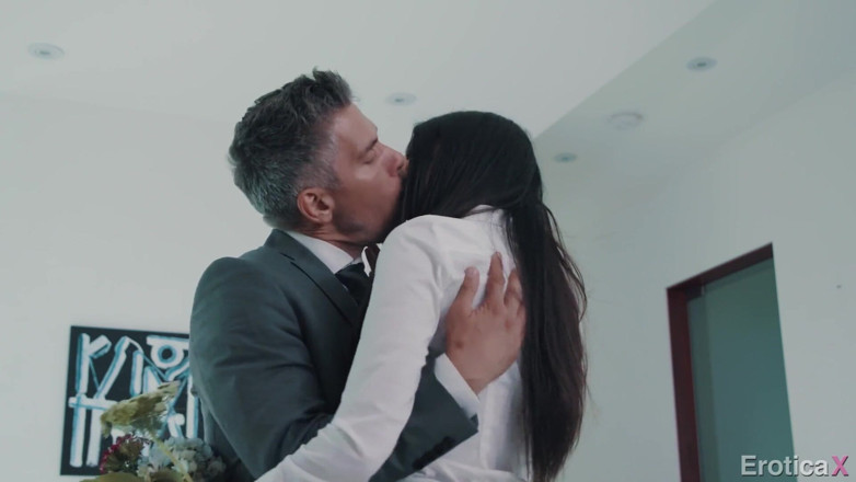 Erotica X: セクシーなラティーナエリザIbarra情熱的な事件と上司 - Eroticax