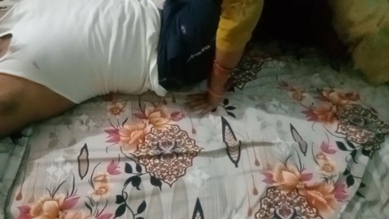 Manjushukla: Güzel Hintli kız göğüslerini ve amını gösteriyor.