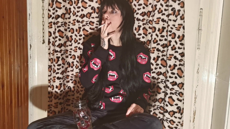 Beth Kinky: Sigara içen sahibe kamera arkası