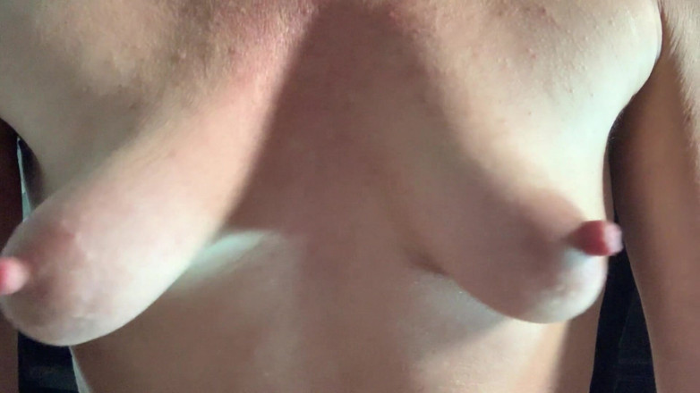 Lolacam: Small Tits Long Nips