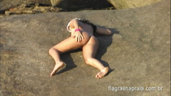 Amateurs videos: Mujer desnuda con coño abierto en la playa