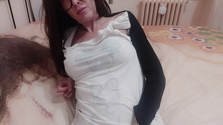 savannahamatoriale: Nat shirt met zweet en luidruchtige burps
