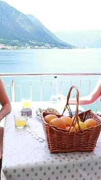 ¡Público! Masturbarse una polla caliente en un restaurante