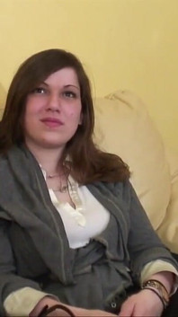LFAP - audiție franceză a unei brunete tinere cu țâțe mari penetrată dublu și futută cu pumnul