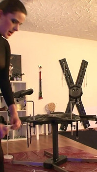 Heiße dominanz und bdsm von sexy mädchen peitschen männer
