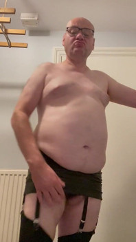 Julian Sharp s černými punčochami