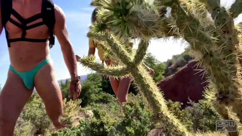 Sparks Go Wild: Mendaki dalam thong dan berkongkek di Rock Canyon merah