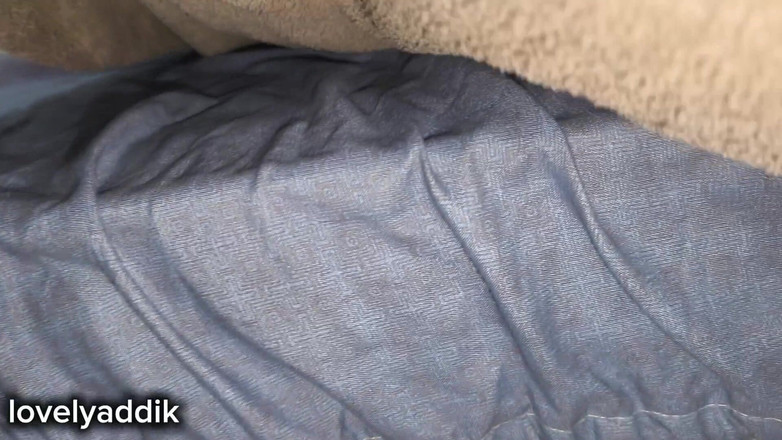 Lovelyaddik: Macocha uwielbia ją oglądać pod kocem