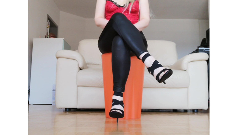 RavenBigAss: Raven: Zehen Klopfen Überkreuzte Beine Mit Hight Hells Und Latexhosen
