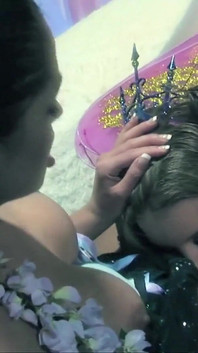 Přátelé se navzájem dychtivě a bez omezení šukají