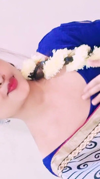 Hermosa chica india de cara clara en blusa azul, mirada seductora caliente