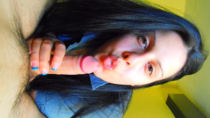 Young_strawberry: Madrastra con grandes tetas atrapa a su hijastro masturbándose y...