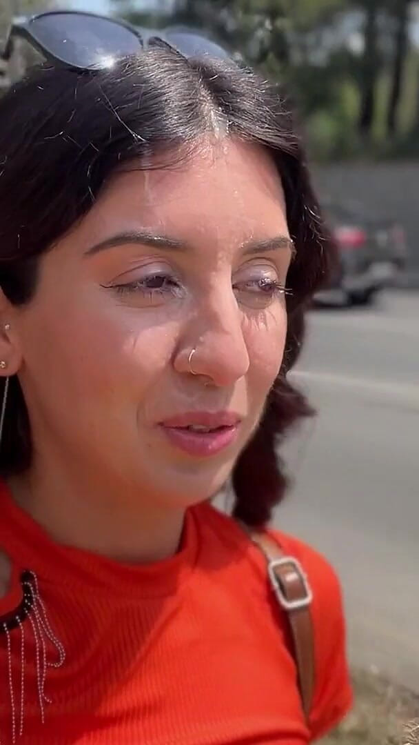 Katty West: Público nos arbustos com um estranho e louco tiro andar...