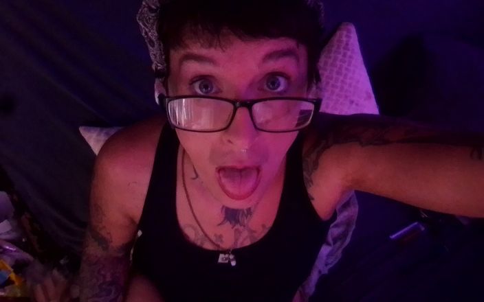 Chloe T Star: Nerdytrans met bril geeft een epische pijpbeurt