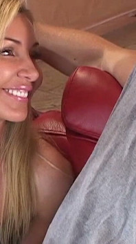 ブロンドのMILFが太いペニスに乗って乱れた顔を