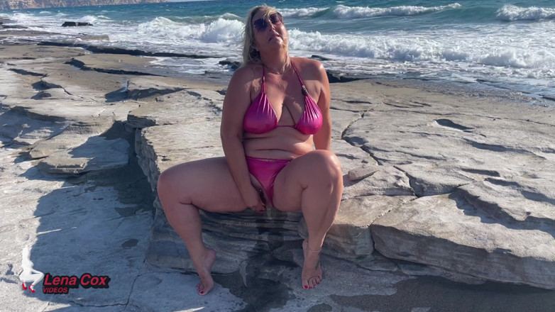 Lena Cox: Bikini Nimfomanka masturbuje się na plaży - Ryzykowne orgazmy kobiece