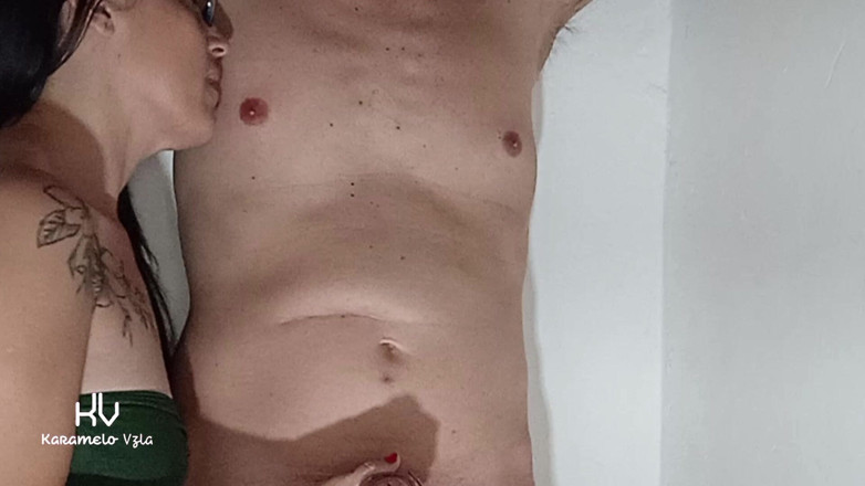 KarameloVzla: bölüm iki: üvey erkek kardeşim bana erkek meme uçlarını nasıl yalamayı öğretiyor