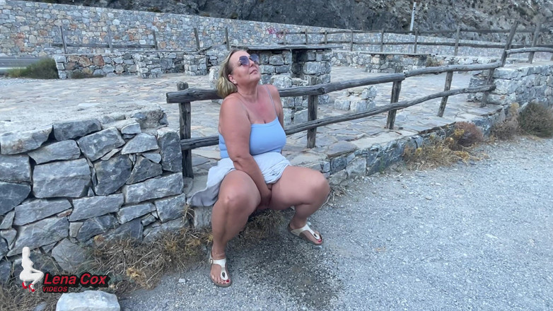 Lena Cox: Tesão de esposa esguichando explosão no meio-fio de estacionamento