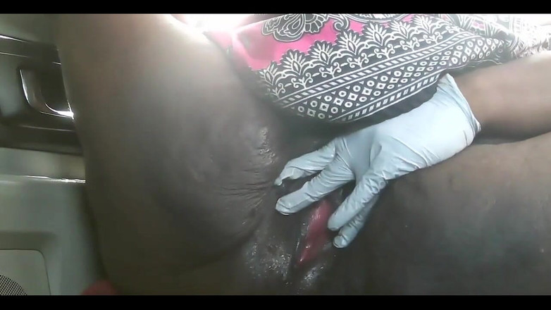 His Queen Suga: 내 차에서 딜도로 자위