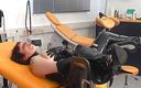 Rubber &amp; Clinic Studio - 1ATOYS: Masturbation en caoutchouc sur le gyntable