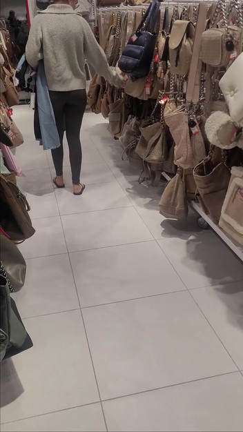 LuTosT: Saya bertemu dengan seorang awek di kedai, dia memberikan blowjob...