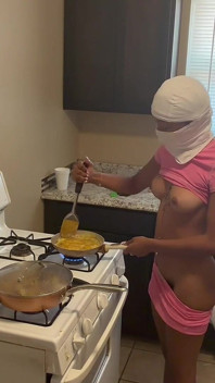 Nena caliente desnuda haciendo desayuno para su novio