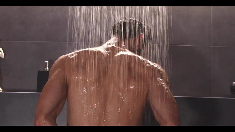 Zeus Ray: J’aimerais prendre une douche avec toi, bébé. Rejoignez-moi et regardez...